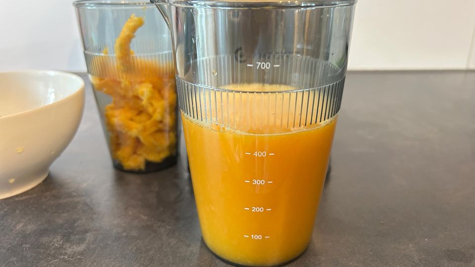 Etwa 450 ml Saft presst das Modell von Amzchef aus den Orangen