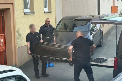 Nachdem ein Anwohner die Polizei alarmiert hatte, fanden die Beamten den Mann leblos in seiner Wohnung. (Archivbild) Foto: N5 DE