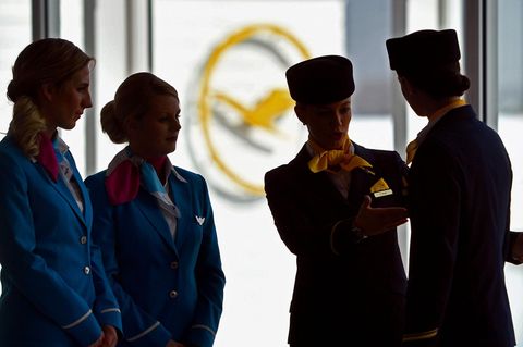 Flugbegleiter der Lufthansa sprechen miteinander