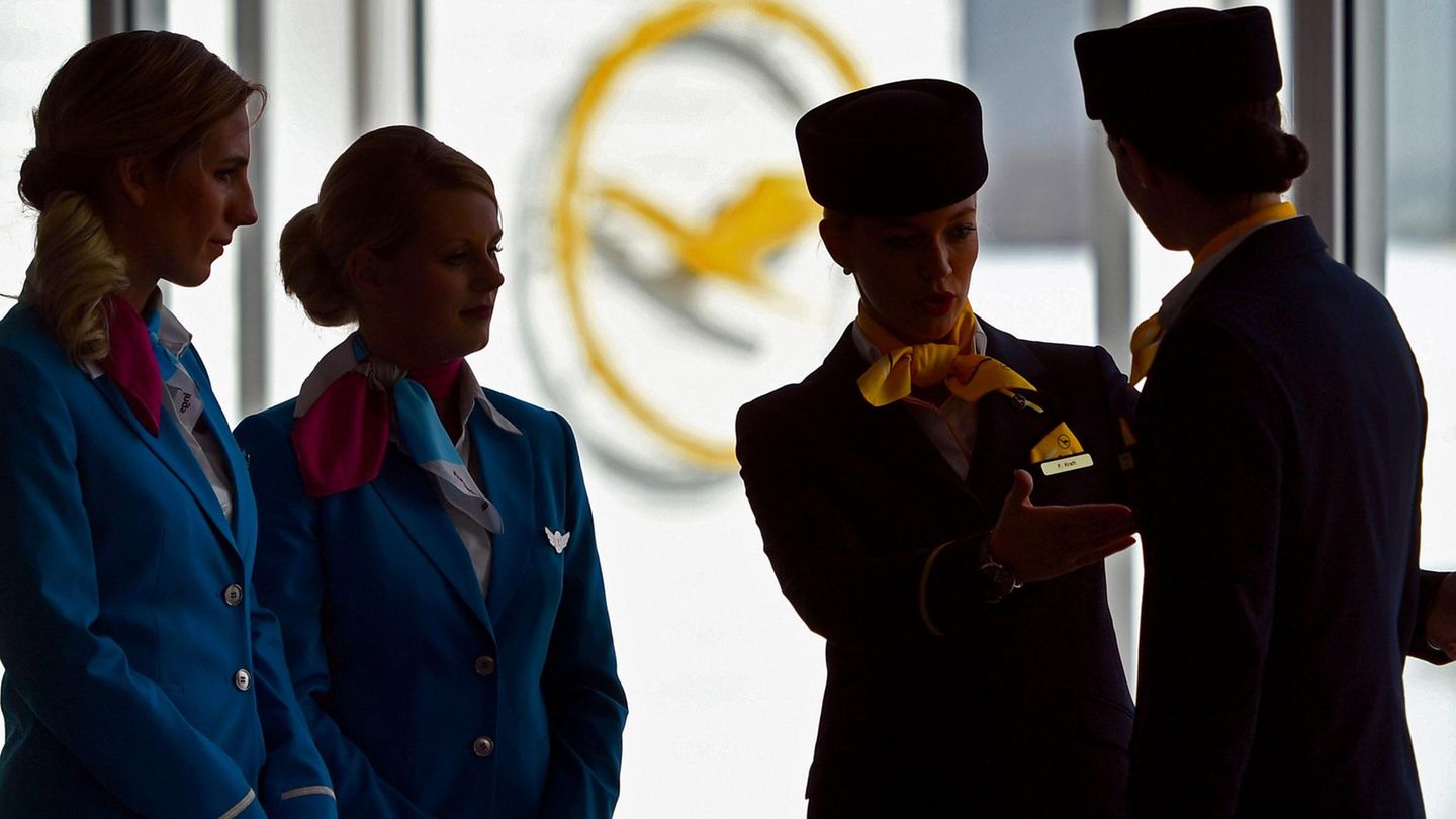 Flugbegleiter der Lufthansa sprechen miteinander