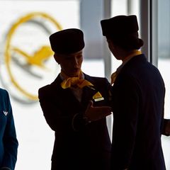 Flugbegleiter der Lufthansa sprechen miteinander