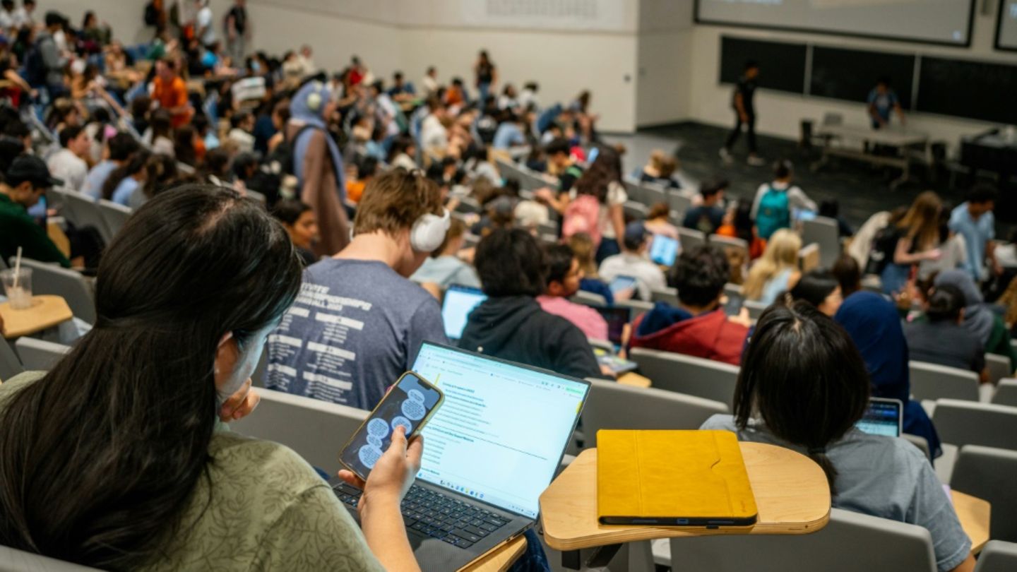 Studierende in einem Hörsaal