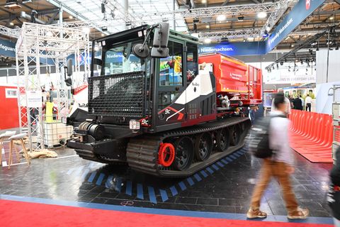 Ein Sonderfahrzeug für besonders unwegsames Gelände steht auf der Messe Interschutz am Stand des Katastrophenschutzes Niedersach