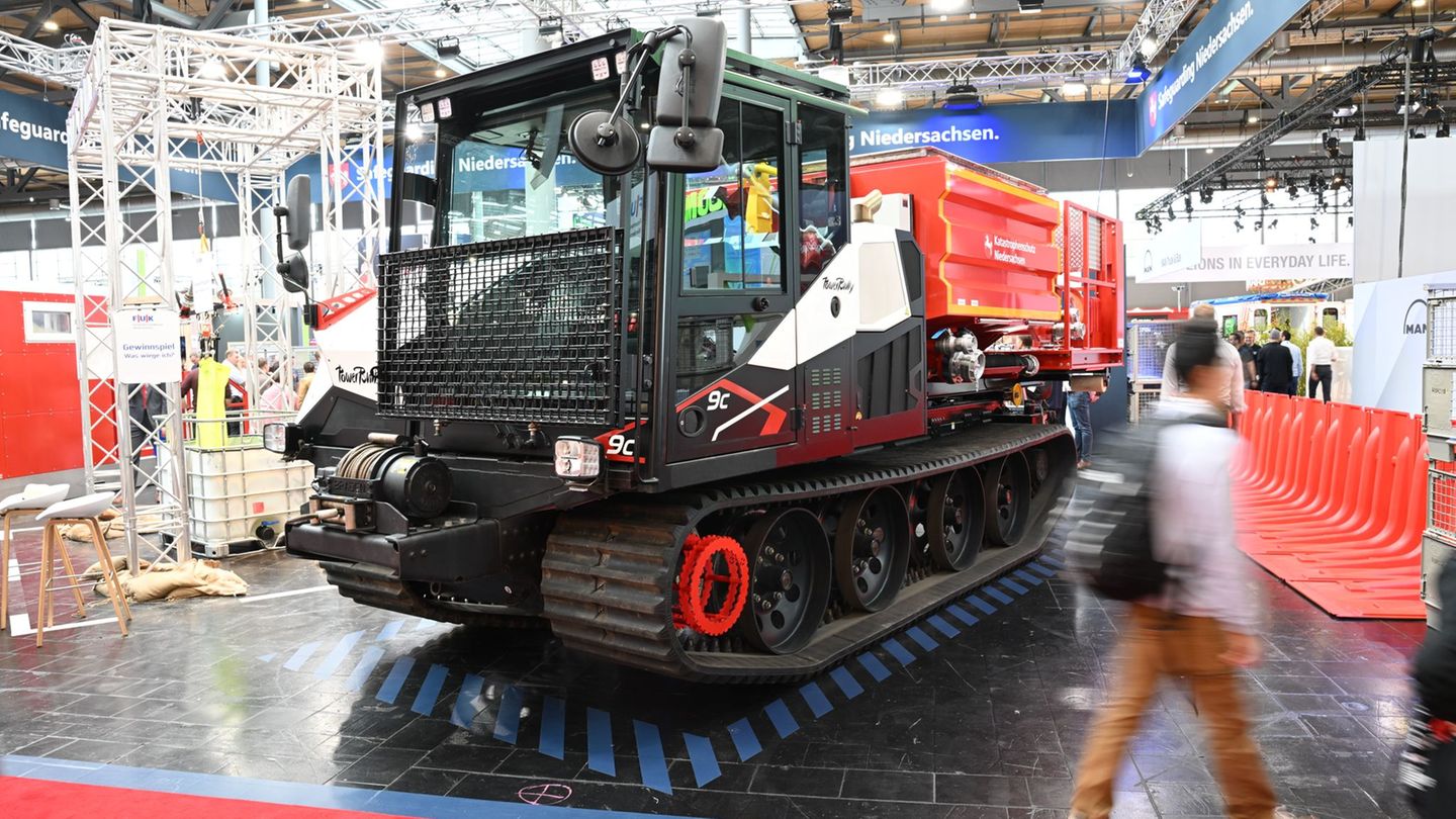Ein Sonderfahrzeug für besonders unwegsames Gelände steht auf der Messe Interschutz am Stand des Katastrophenschutzes Niedersach