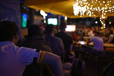 Zur Fußball-WM dürfen Gaststätten in Halle ihre Freisitze bei Live-Übertragungen ausgewählter Spiele länger geöffnet halten. (Sy