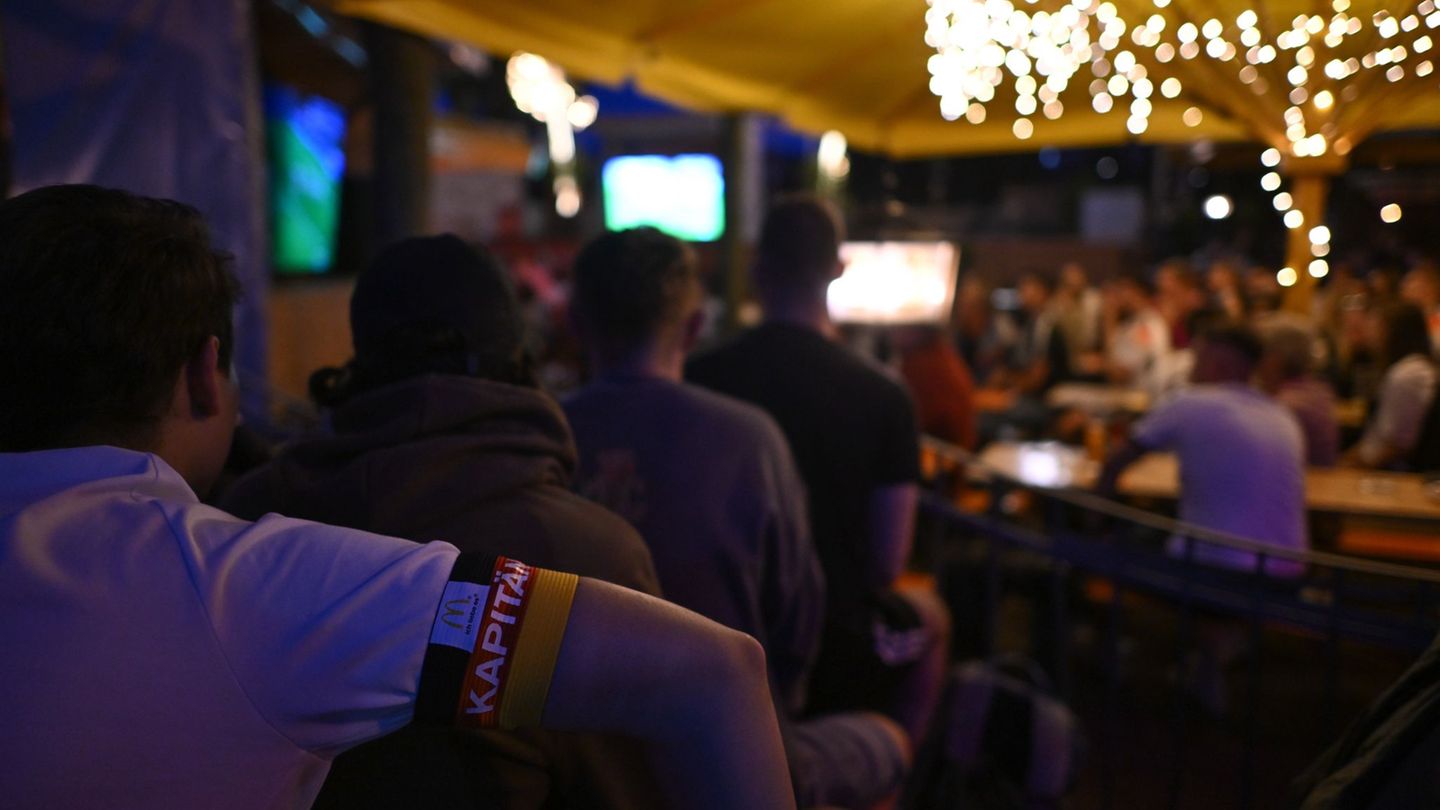 Zur Fußball-WM dürfen Gaststätten in Halle ihre Freisitze bei Live-Übertragungen ausgewählter Spiele länger geöffnet halten. (Sy