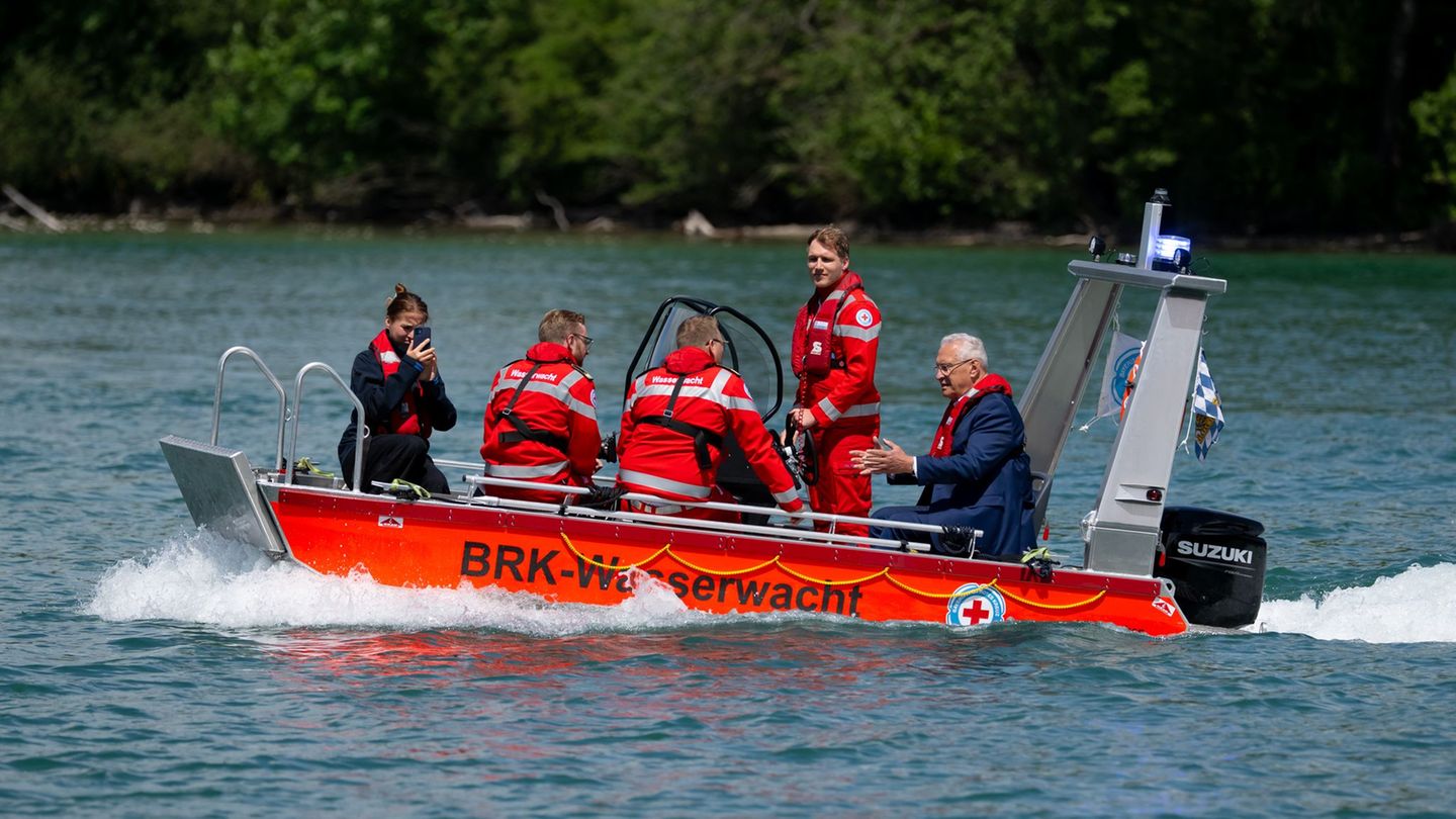 Innenminister Herrmann, DLRG und Wasserwacht starten eine Kampagne für mehr Sicherheit am Badesee. Foto: A4366 Sven Hoppe/dpa