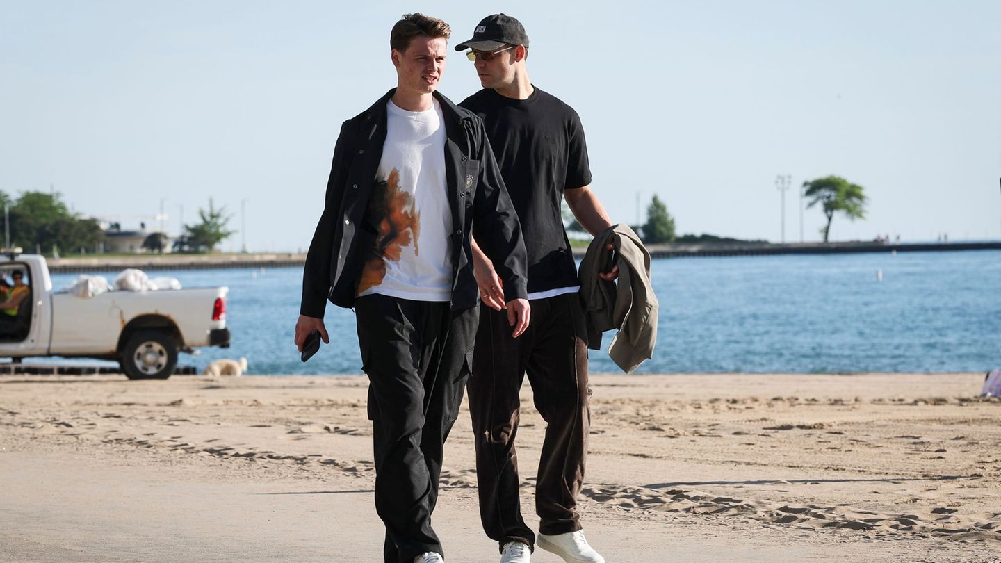 Jonas Urbig (l.) und Manuel Neuer (r.) gehen am Lake Michigan spazieren. Foto: Christian Charisius/dpa