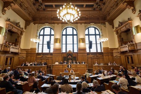 Drei Tage nach dem gescheiterten Olympiareferendum steht der Senat in der Bürgerschaft in der Kritik. Foto: Georg Wendt/dpa