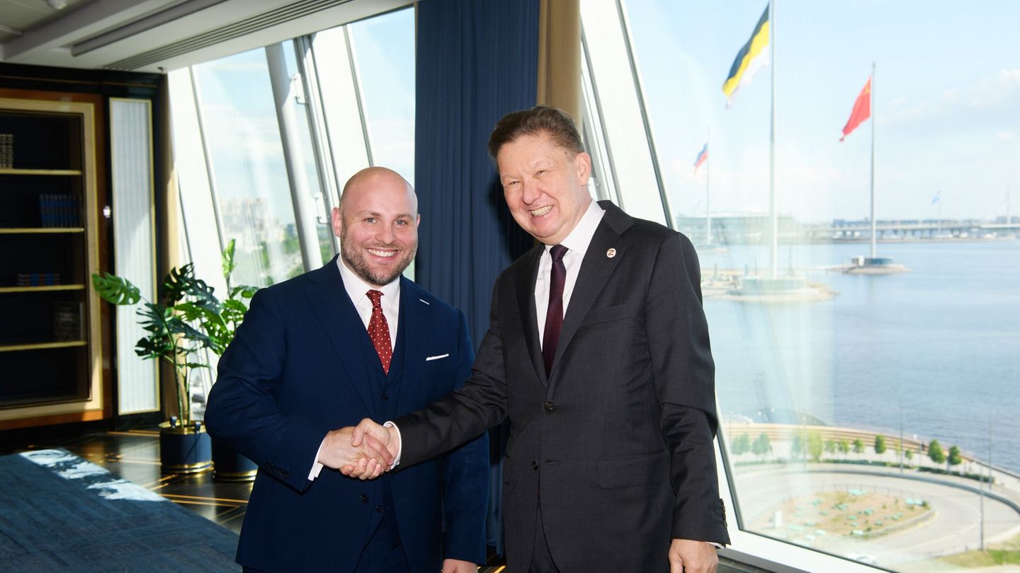 Wirtschaftsforum: AfD-Politiker bei Putin-Treffen - Kritik in Berlin