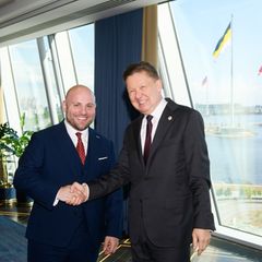 AfD-Politiker Markus Frohnmaier: Handshake mit Putins Vertrautem und Gazprom-Chef Alexej Miller beim Wirtschaftsforum in St. Pet