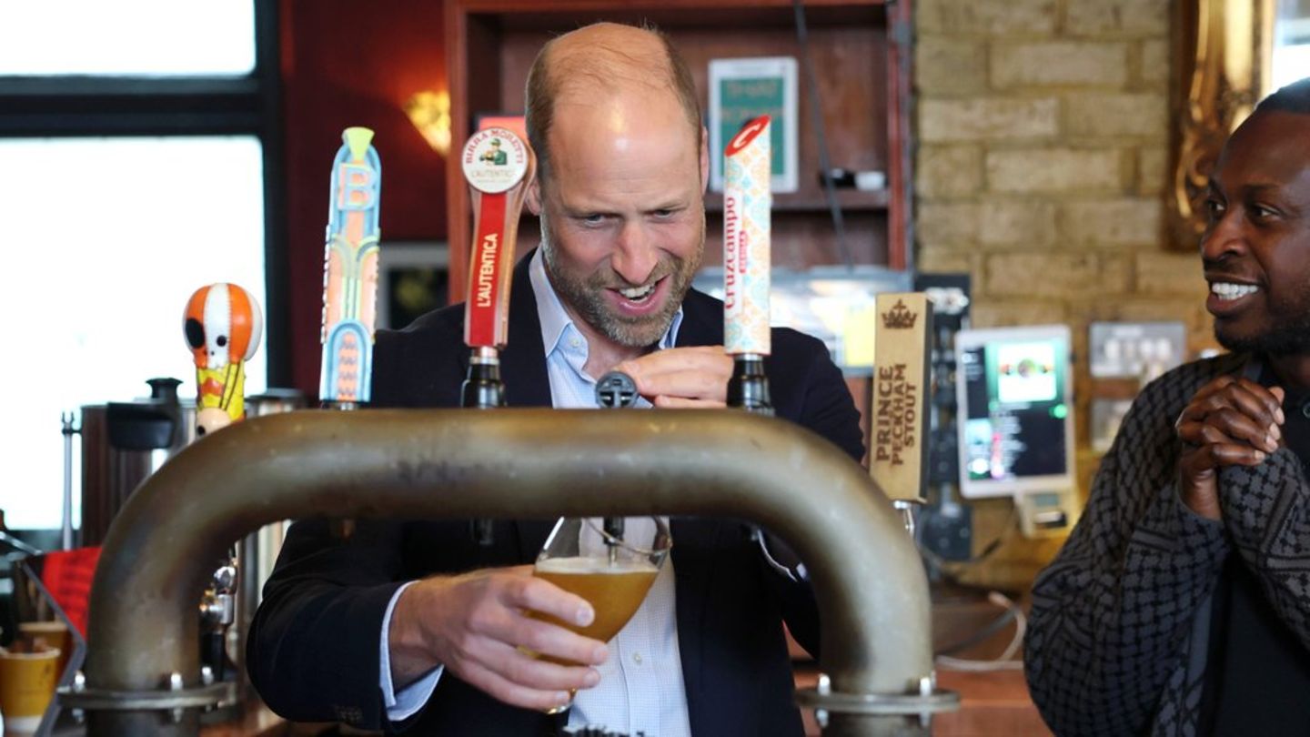 Prinz William zapft ein Bier im „Prince of Peckham Pub“.