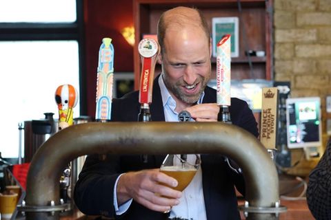 Prinz William zapft ein Bier im „Prince of Peckham Pub“.