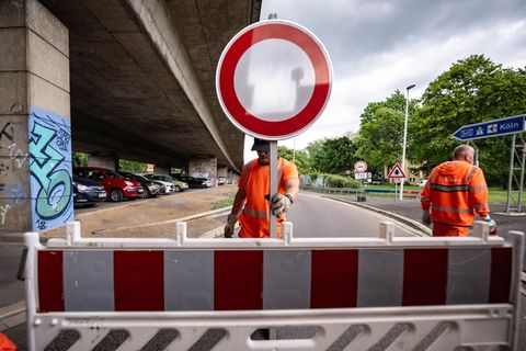 Die Bonner Nordbrücke ist bereits seit Februar für schwere Lkw gesperrt. Foto: Benjamin Westhoff/dpa