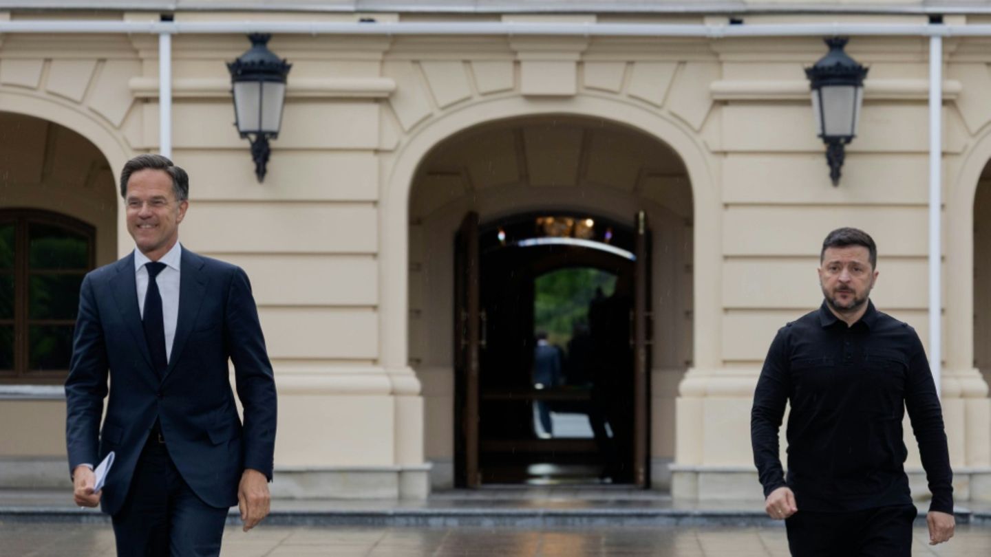 Rutte (l.) und Selenskyj am Mittwoch in Kiew