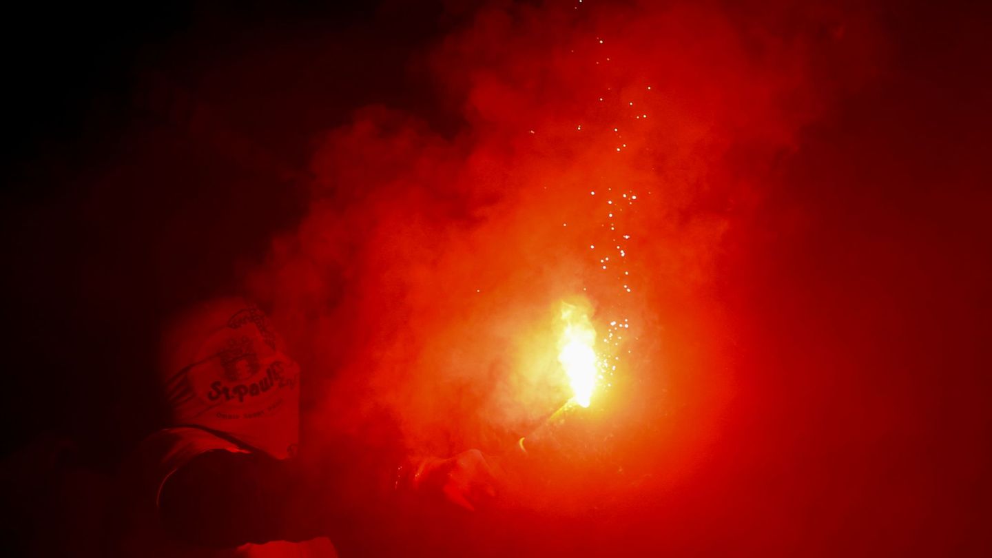 Das Verhalten ihrer Fans wird für den FC St. Pauli und den HSV teuer. (Archivbild) Foto: Christian Charisius/dpa
