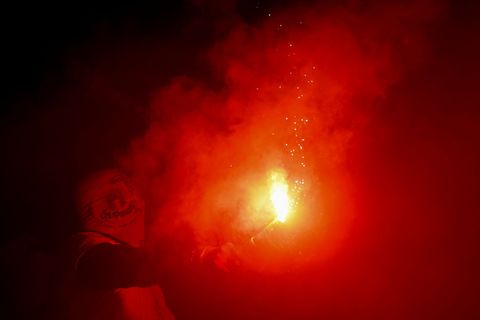 Das Verhalten ihrer Fans wird für den FC St. Pauli und den HSV teuer. (Archivbild) Foto: Christian Charisius/dpa