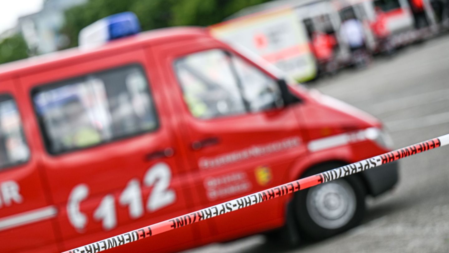 Feuerwehr sperrt Straßen: Mann beschädigt Gasleistung beim Bohren – Bewohner evakuiert