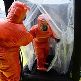 Köln, Deutschland. Angehörige deutscher Rettungsdienste trainieren im Umfeld des Fußballstadions von Köln für chemische, biologische, radiologische und nukleare Zwischenfälle, im Rahmen der europäischen Katastrophenschutzübung ResConEx’26.