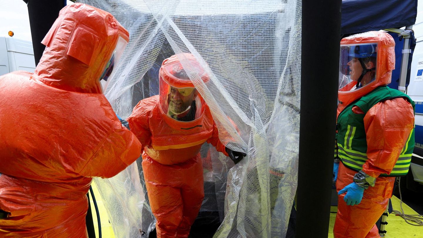 Köln, Deutschland. Angehörige deutscher Rettungsdienste trainieren im Umfeld des Fußballstadions von Köln für chemische, biologische, radiologische und nukleare Zwischenfälle im Rahmen der europäischen Katastrophenschutzübung ResConEx’26.