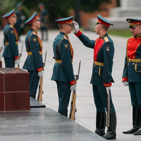Moskau, Russland. Ehrenwachen bereiten sich auf den Empfang der tansanischen Präsidentin Samia Suluhu Hassan vor, die an einer Kranzniederlegung am Grab des unbekannten Soldaten an der Kremlmauer teilnimmt.