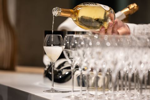 Der französische Champagner-Hersteller Maison Pommery prüft einen Einstieg der deutsch-spanischen Sektkellerei Henkell Freixenet