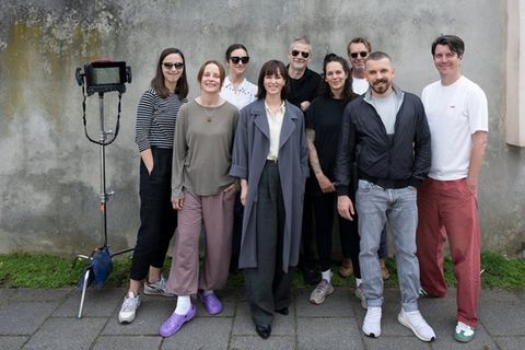 Melika Foroutan (4.v.l.) und Edin Hasanovic (2.v.r.) mit dem Team vom Frankfurter „Tatort“.