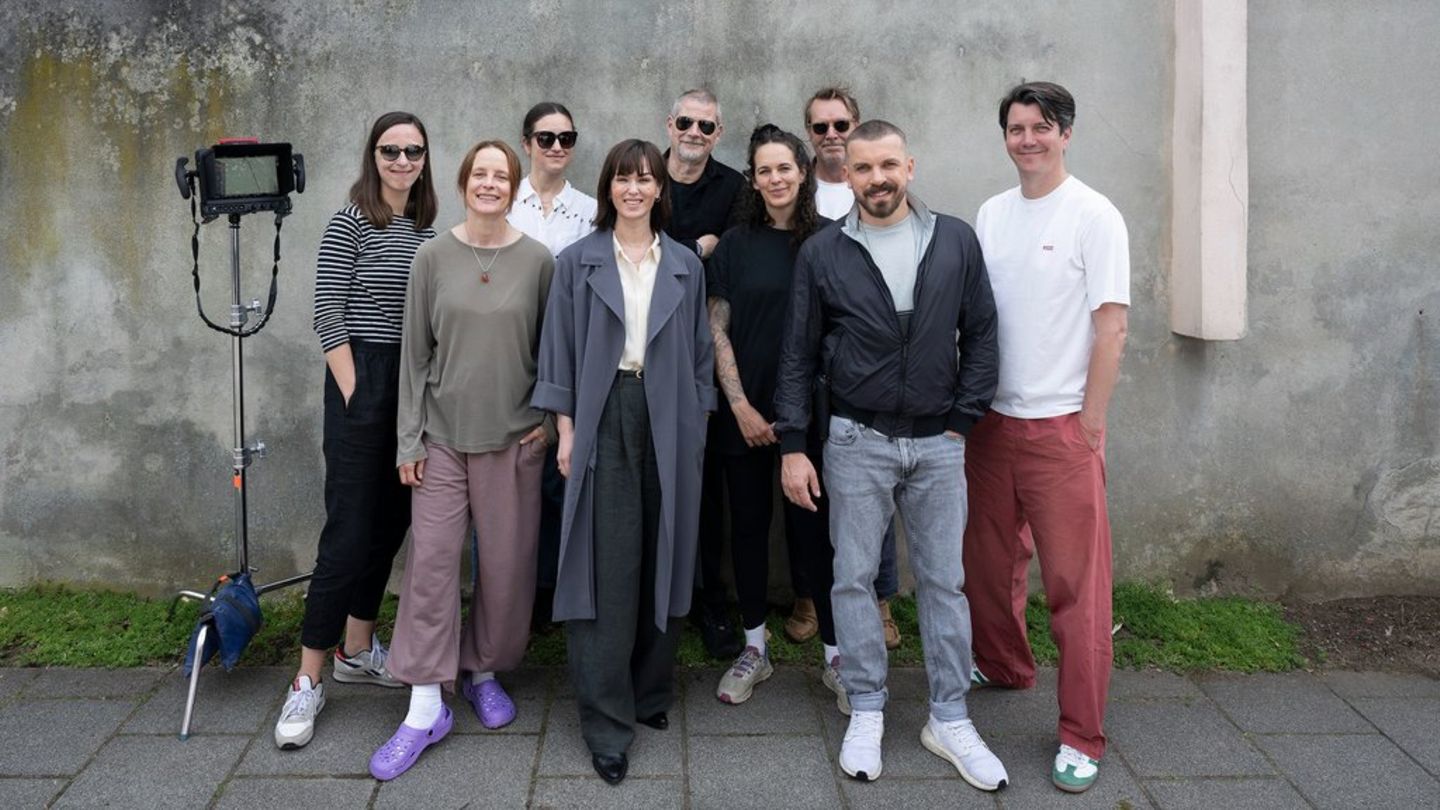 Melika Foroutan (4.v.l.) und Edin Hasanovic (2.v.r.) mit dem Team vom Frankfurter „Tatort“.