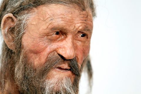 Nachbildung von Ötzi in einem Museum in Bozen