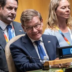 Außenminister Johann Wadephul (CDU) hört bei der Bekanntgabe der Ergebnisse zur Wahl für die nichtständigen Mitglieder des UN-Sicherheitsrates zu
