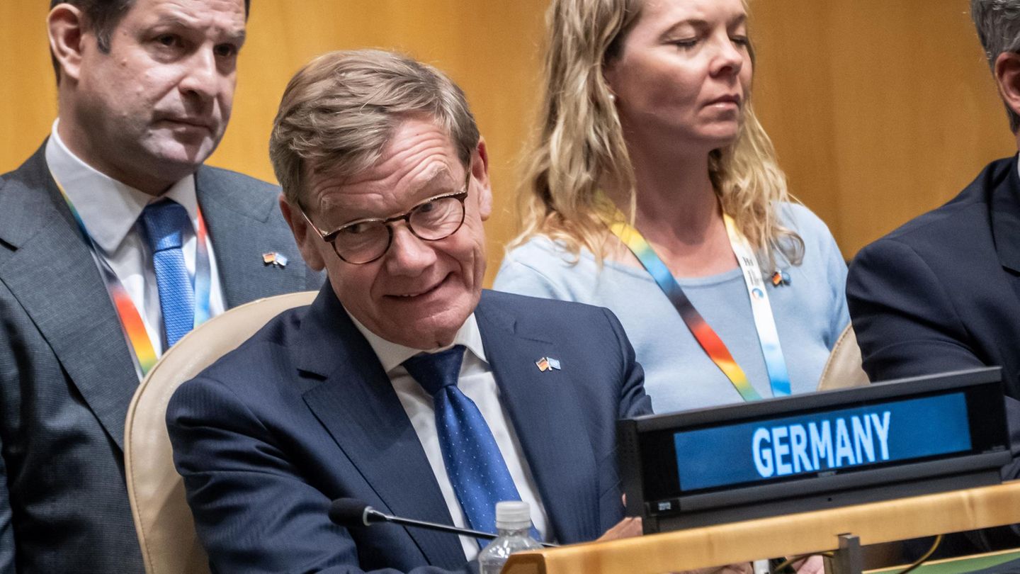 Außenminister Johann Wadephul (CDU) hört bei der Bekanntgabe der Ergebnisse zur Wahl für die nichtständigen Mitglieder des UN-Sicherheitsrates zu