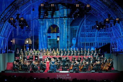 Elīna Garanča und Camilla Nylund bei ihrem Open-Air-Auftritt. Bertrand de Billy dirigiert das Orchester und den Chor der Wiener Staatsoper.