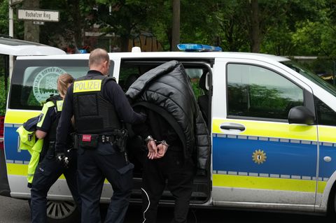 Die Berliner Polizei hat in Hellersdorf einen Tatverdächtigen festgenommen. Foto: Sven Kaeuler/dpa