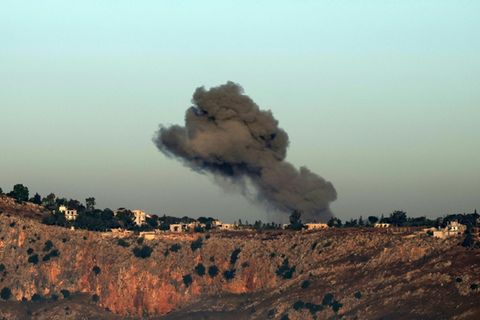 Rauch nach israelischem Angriff über südlibanesischem Dorf Arnun