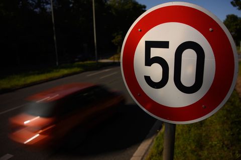 Ein knappes Dutzend Verkehrsschilder für Tempolimits und Hinweise auf eine Baustelle sind in der Oberpfalz gestohlen worden,. (S