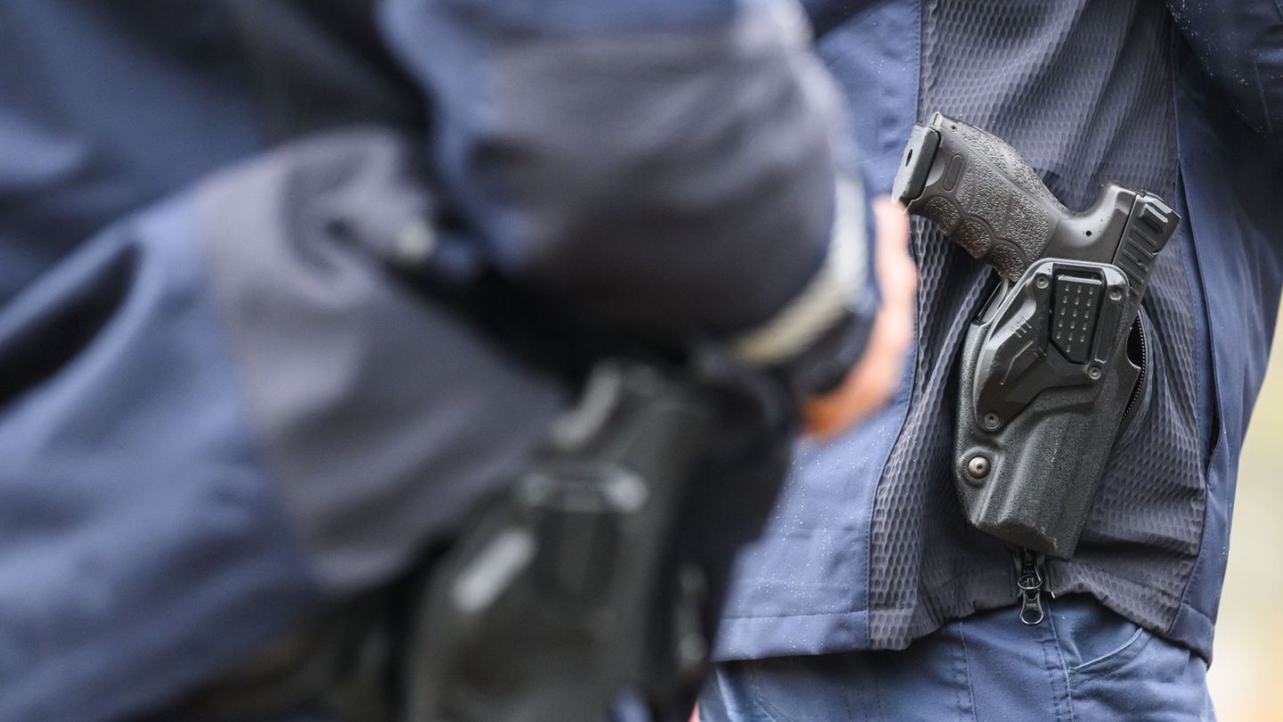 Hamburg: Autofahrer ignoriert Absperrung - Polizist verletzt