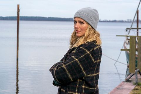 Anna (Tanja Wedhorn) kann nicht glauben, dass sie in einen solchen Schlamassel geraten ist, hat sie als Bürokraft doch in erster Linie Termine gemacht, Flüge und Hotels gebucht.