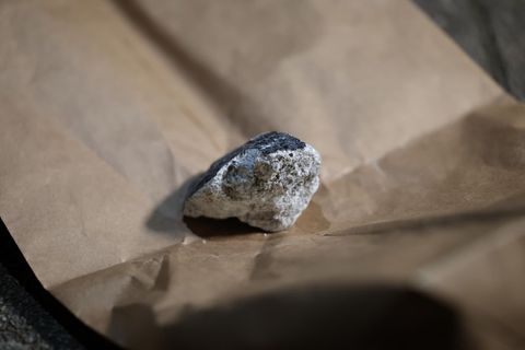 Ein Meteorit ist in Koblenz in ein Hausdach eingeschlagen, dies ist ein Stück davon. (Archivbild) Foto: Thomas Frey/dpa