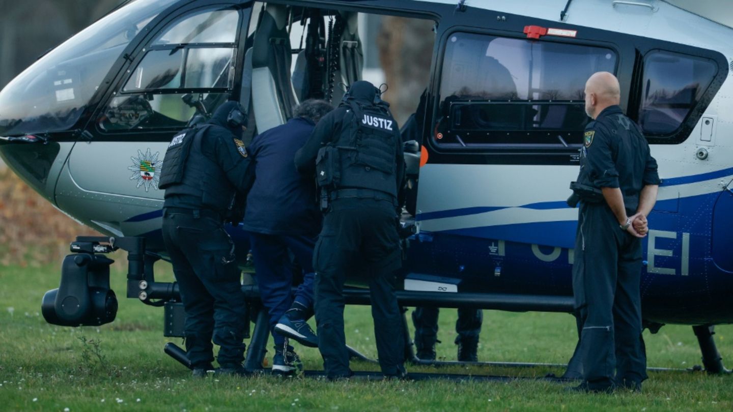 A. wird im Dezember zu Polizeihubschrauber gebracht