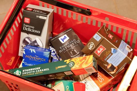 Eigenmarkenprodukte landen immer häufiger im Einkaufskorb der Kunden. Foto: Thomas Banneyer/dpa