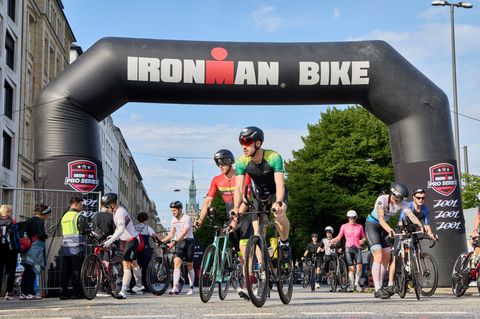 Eine fast 90 Kilometer lange Radrennstrecke wird am Sonntag für die Teilnehmer am Ironman in Hamburg reserviert. (Archivbild) Fo