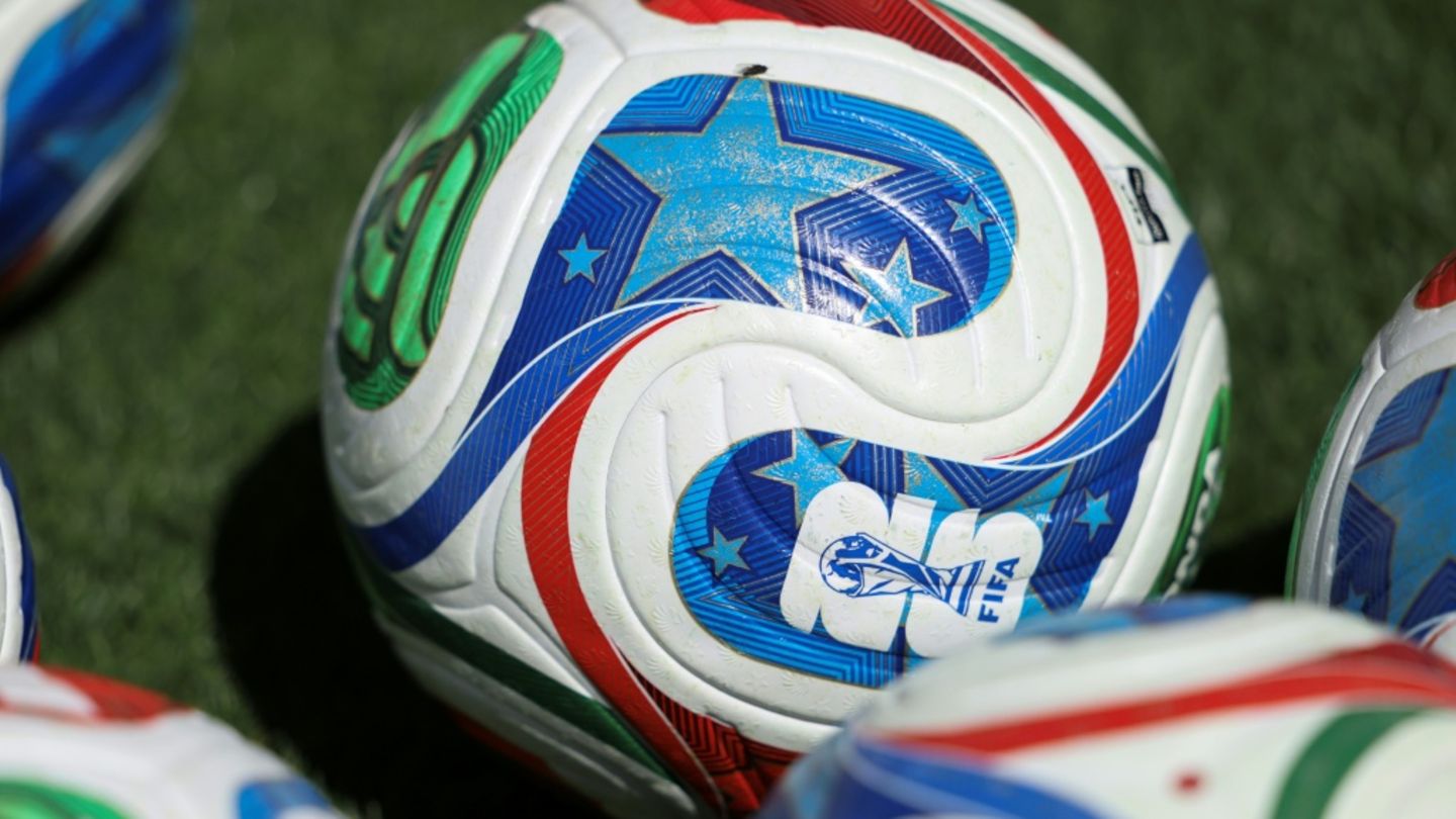 Ball mit WM-Logo
