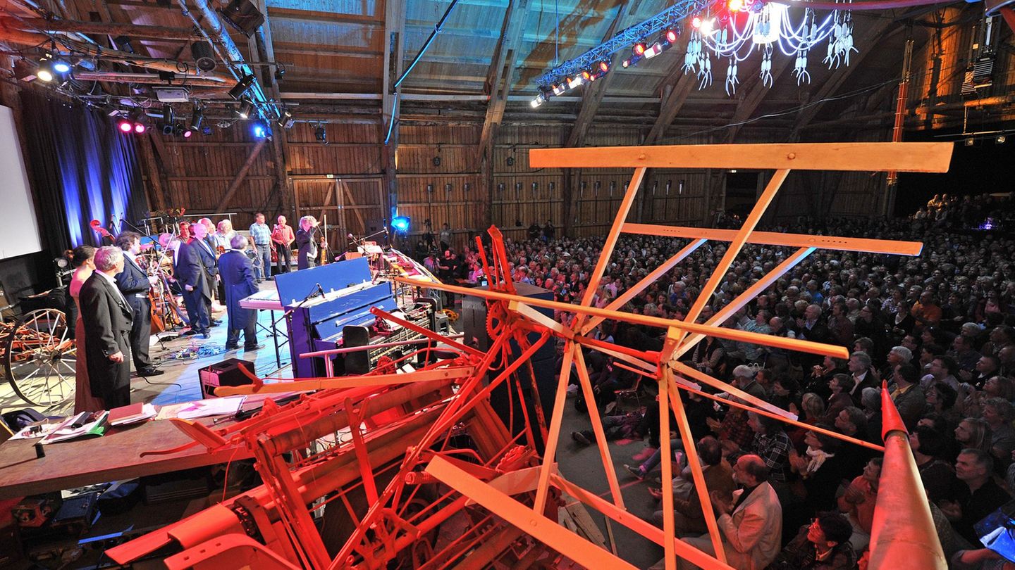 Musikfestival: Stelzenfestspiele mit Kuh-Gesprächen und Gülle-Orgel