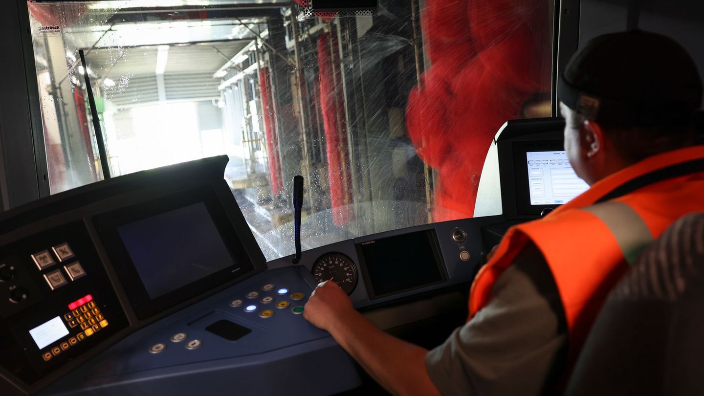 Hochbahn: Glanz statt Schmutz - Riesige Waschanlage für U-Bahnen