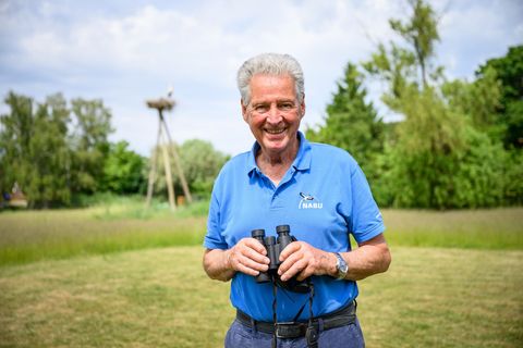 Seit 50 Jahren kümmert er sich um die Störche entlang der Elbe. Kaum ein anderer Storchenbetreuer in Deutschland ist schon so la