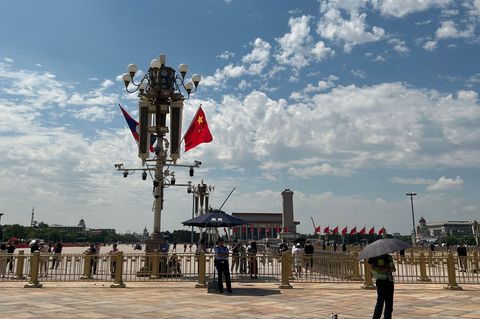Auf dem Tian'anmen-Platz herrschte zum Gedenktag Normalität. Foto: Johannes Neudecker/dpa