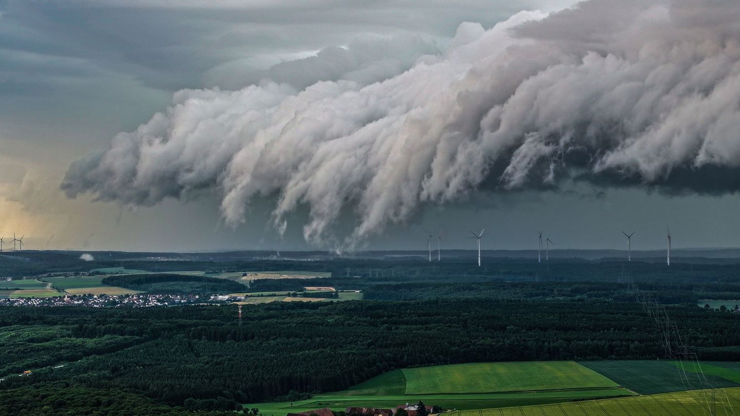 Im Südwesten sind starke Gewitter möglich. Foto: Jason Tschepljakow/dpa