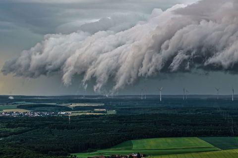 Im Südwesten sind starke Gewitter möglich. Foto: Jason Tschepljakow/dpa