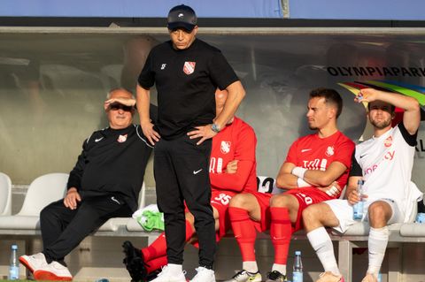 Havelse und Trainer Samir Ferchichi (2.v.l) könnten nun doch im Profifußball bleiben. (Archivbild) Foto: Soeren Stache/dpa
