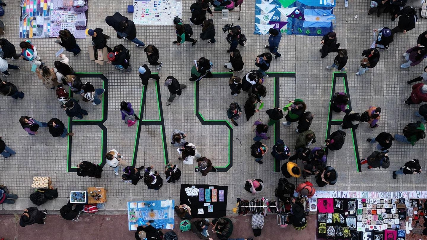 Demonstranten laufen auf einem Transparent mit der Aufschrift „Basta“ während eines Marsches zum Jahrestag der Frauenbewegung